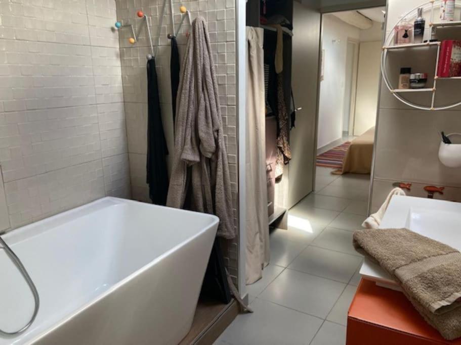Appartamento Loft Au Coeur De Nîmes Esterno foto